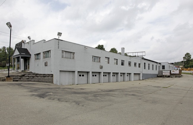 Plus de détails pour 1044 University Dr, Connellsville, PA - Commerce de détail à louer
