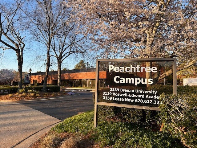 3159 Campus Dr, Norcross, GA à louer - Photo du bâtiment - Image 2 de 28