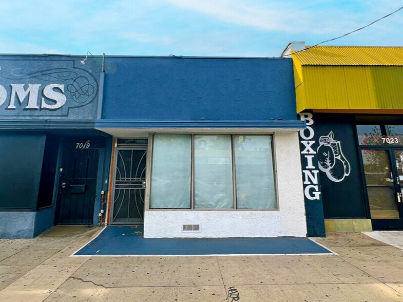 7017-7021 Reseda Blvd, Reseda, CA for lease - Building Photo - Image 3 of 4