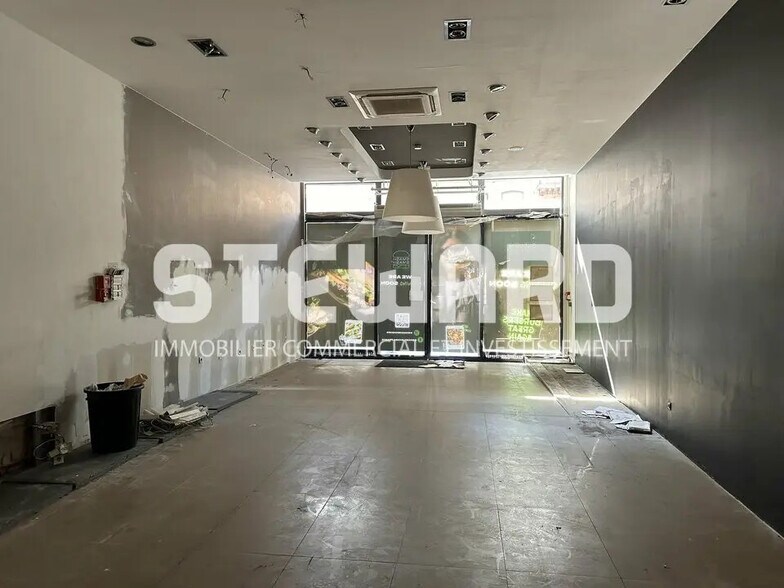 Retail in Lille for lease - Interior Photo - Image 2 of 17