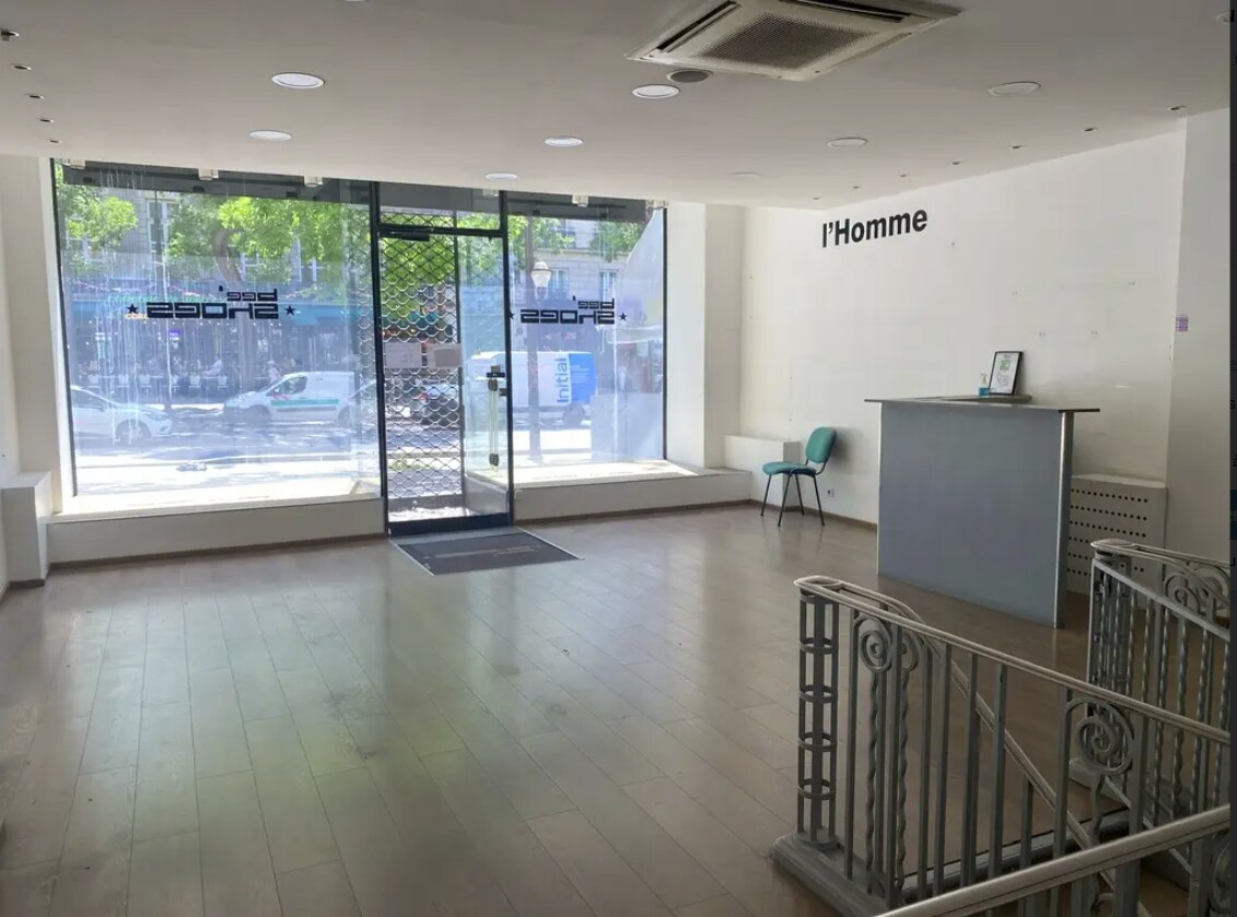 Retail in Paris for lease Interior Photo- Image 1 of 2