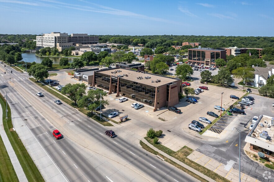 301 S 70th St, Lincoln, NE à vendre - Photo du bâtiment - Image 3 de 9