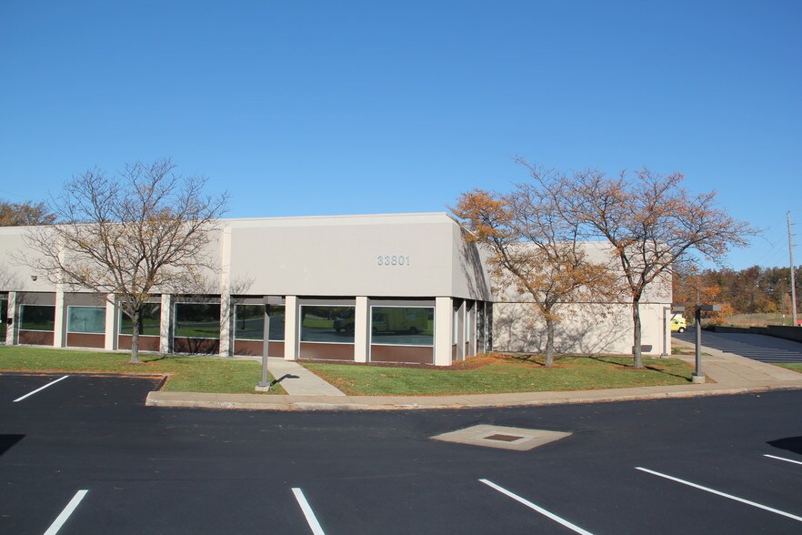 33801 Curtis Blvd, Eastlake, OH for lease - Primary Photo - Image 1 of 9