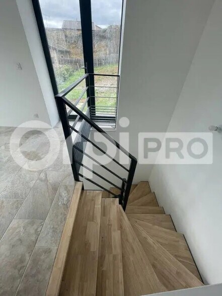 Office in Chessy for lease - Interior Photo - Image 3 of 5