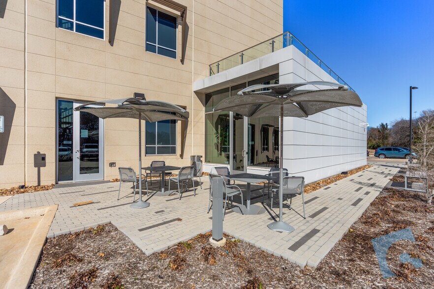 2101 Westpark Ct, Euless, TX à louer - Photo du bâtiment - Image 2 de 22