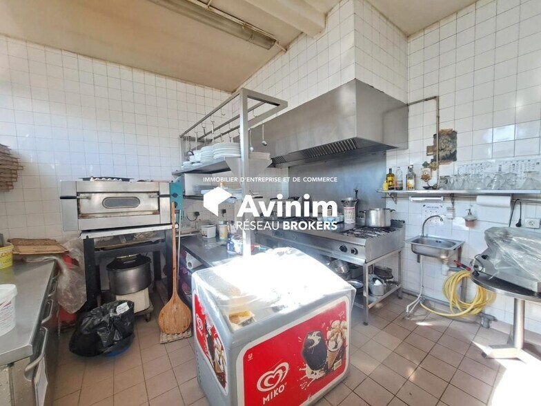 Retail in Bagneux for lease - Interior Photo - Image 2 of 2