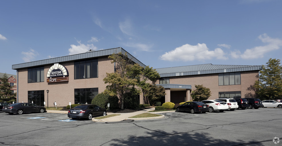 215-230 Granite Run Dr, Lancaster, PA for lease - Building Photo - Image 2 of 2