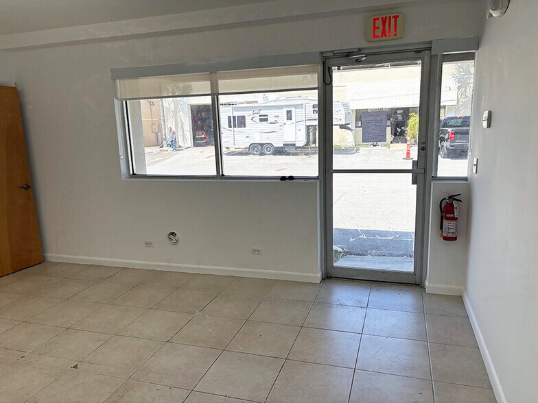 3464 SW 15th St, Deerfield Beach, FL à louer - Photo du bâtiment - Image 3 de 8