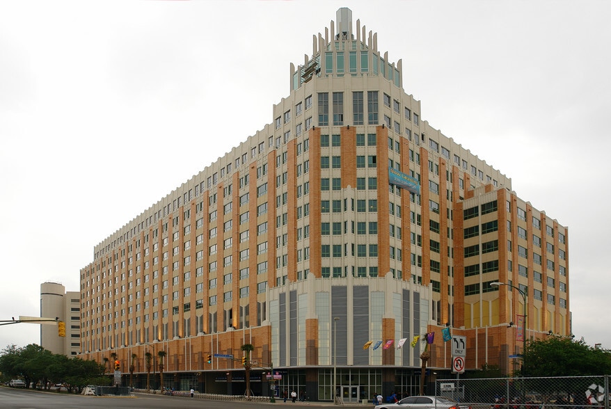 100 N Santa Rosa St, San Antonio, TX for lease - Building Photo - Image 3 of 47