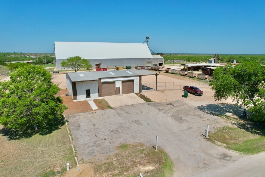 1501 Lillian Ave, Jourdanton, TX à louer - Photo du bâtiment - Image 2 de 27