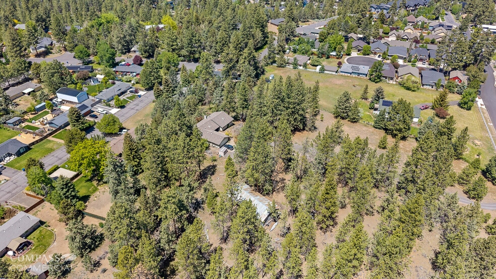 61521 Sunny Breeze Ln, Bend, OR for sale - Building Photo - Image 3 of 10