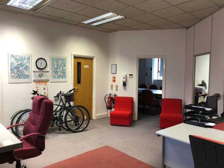 Worsley Bridge Rd, London for lease - Interior Photo - Image 2 of 9