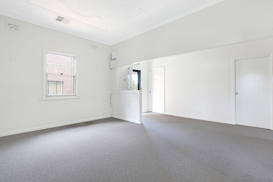 406 Crown St, Wollongong for sale - Interior Photo - Image 2 of 7