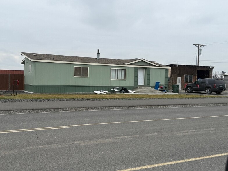 1555 E Airport Rd, Hermiston, OR for sale - Building Photo - Image 1 of 4