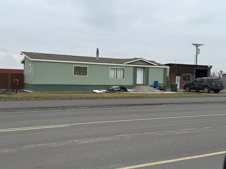 1555 E Airport Rd, Hermiston, OR à vendre - Photo du bâtiment - Image 1 de 4