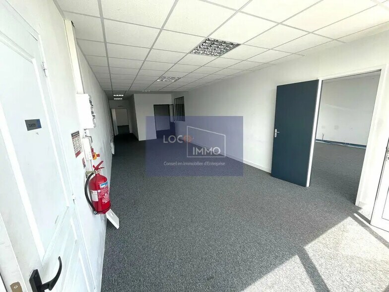 Office in Bordeaux for lease - Interior Photo - Image 2 of 11