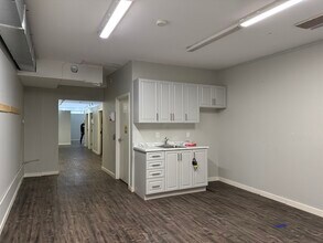 752 Danforth Ave, Toronto, ON à louer Photo intérieure- Image 2 de 6