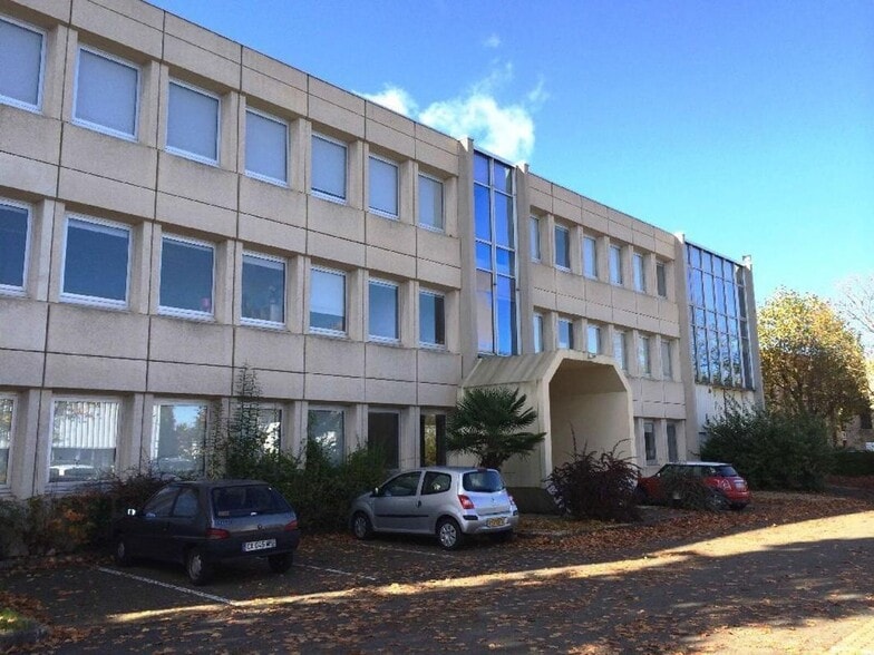 4 Avenue Des Frênes, Montigny-le-Bretonneux for sale - Building Photo - Image 2 of 4