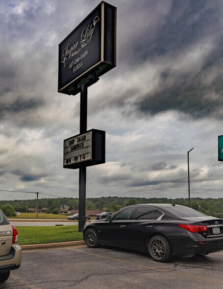 210 Jan Howard Expy, West Plains, MO à vendre - Photo du bâtiment - Image 2 de 25