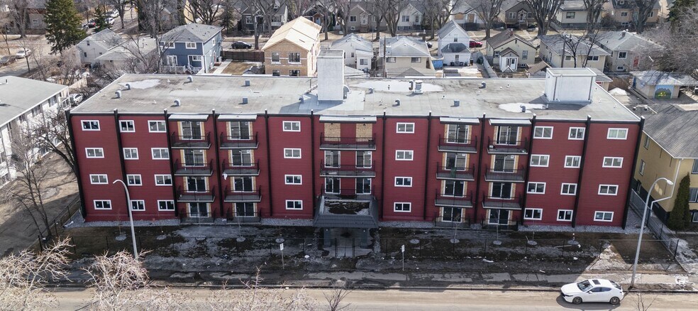 9825 82 Av NW, Edmonton, AB à vendre - Photo du bâtiment - Image 2 de 6