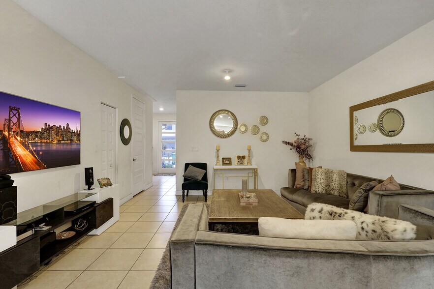 15809 NW 91st Ct, Miami Lakes, FL à vendre - Photo intérieure - Image 3 de 3