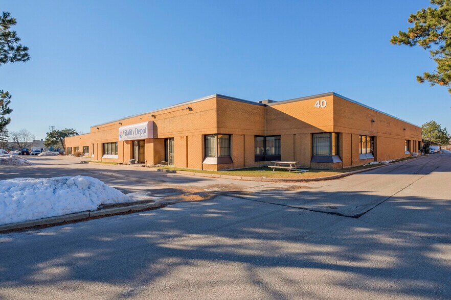 24 Viceroy Rd, Concord, ON à louer - Photo du bâtiment - Image 3 de 9