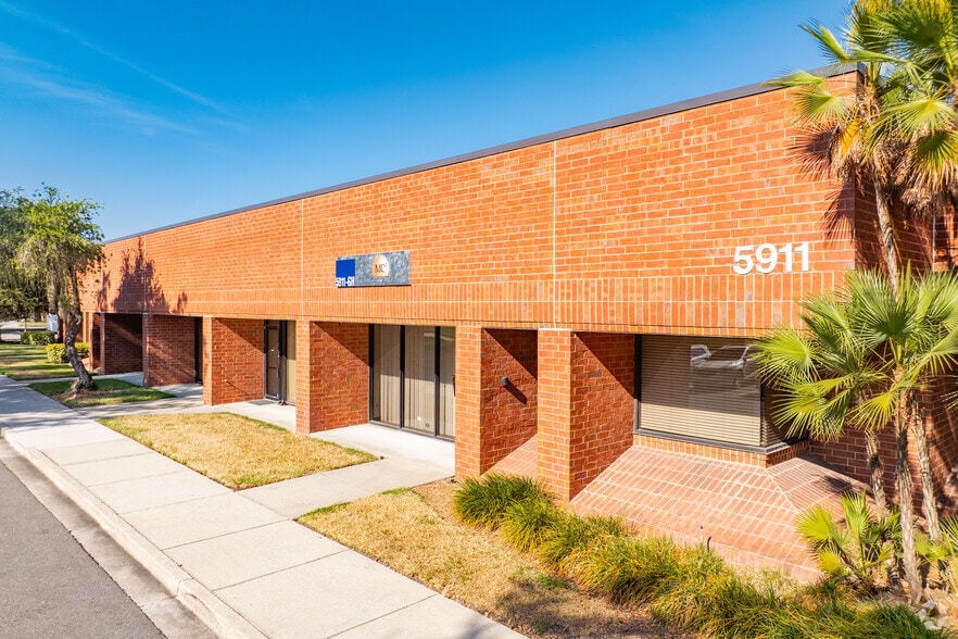 5802 Breckenridge Pky, Tampa, FL à louer - Photo du bâtiment - Image 3 de 25