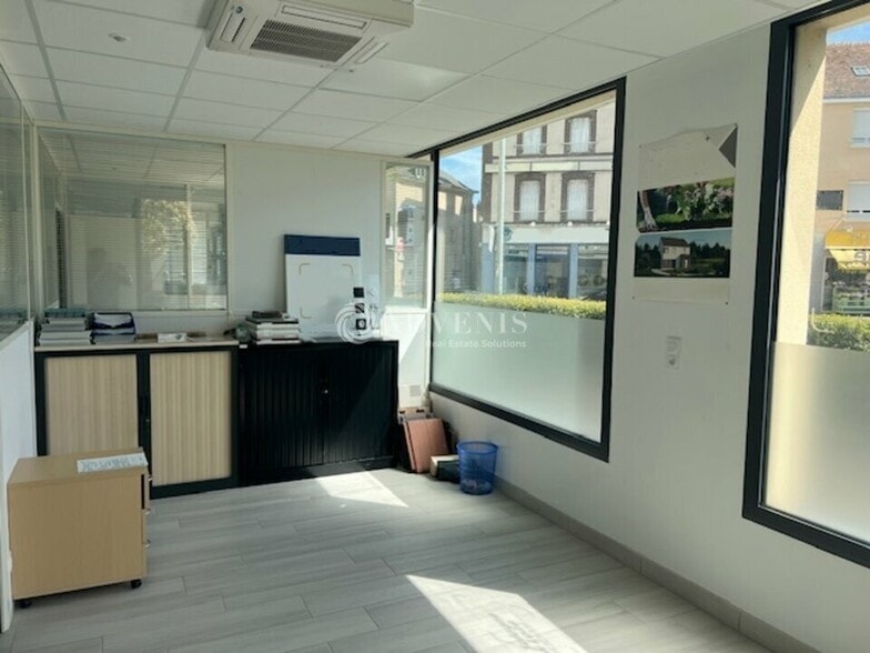 Place Drouaise, Chartres for lease - Interior Photo - Image 2 of 3