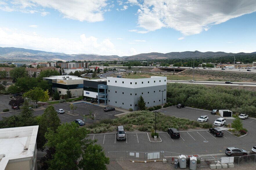515 Double Eagle Ct, Reno, NV à vendre - Photo du bâtiment - Image 3 de 9