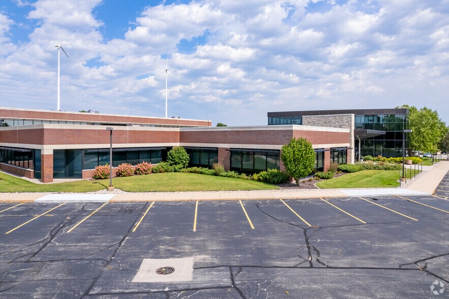 1451 McMahon Dr, Neenah, WI à vendre - Photo du bâtiment - Image 3 de 30