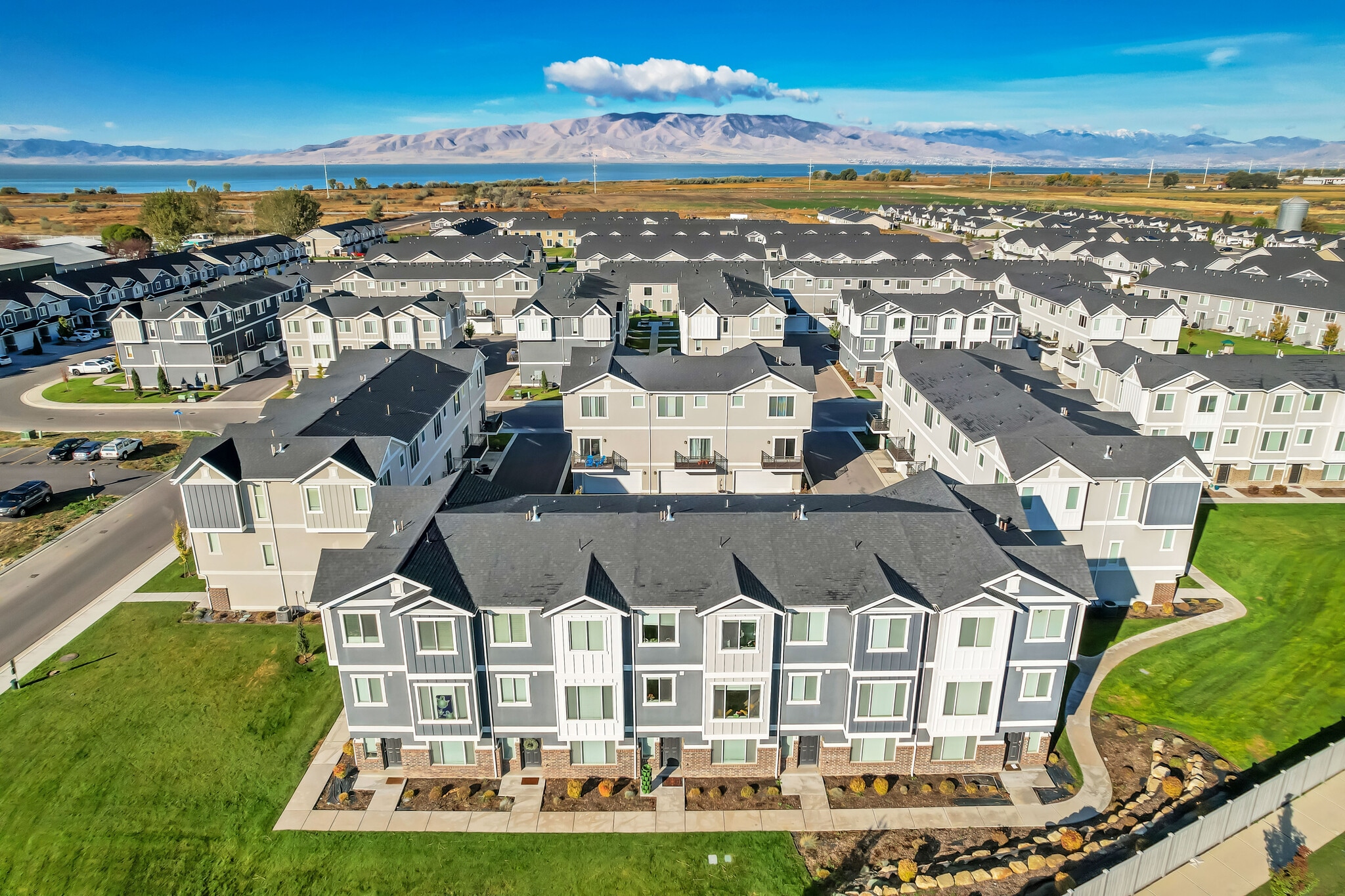 12 Unit Multi Family - Fully Leased portfolio of 2 properties for sale on LoopNet.ca Building Photo- Image 1 of 9