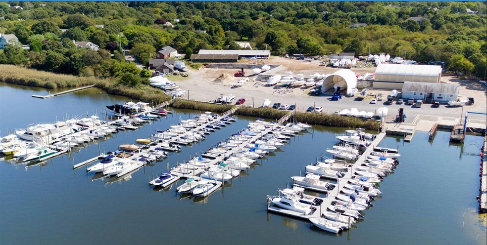 42 Dock Rd, Remsenburg, NY à vendre - Photo du bâtiment - Image 1 de 2