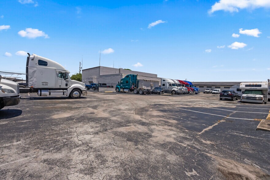 950 SW 12th Ave, Pompano Beach, FL à louer - Photo du bâtiment - Image 3 de 26