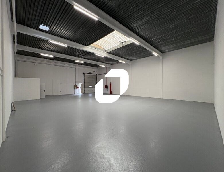 Flex in Éragny for lease Interior Photo- Image 1 of 23