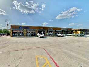 1502 W Oaklawn Dr, Pleasanton, TX for lease Building Photo- Image 1 of 3