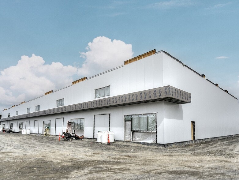 5539 St Ernest-Cormier, Laval, QC for lease - Building Photo - Image 2 of 23