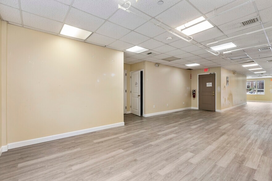 2717 Crescent St, Astoria, NY à louer - Photo du bâtiment - Image 3 de 22
