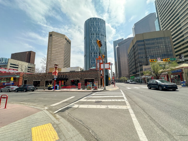 302 Centre St S, Calgary, AB à louer - Photo du bâtiment - Image 3 de 13