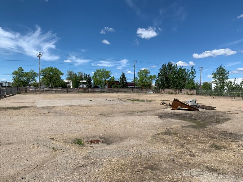 14820 123rd Ave NW, Edmonton, AB à louer - Photo du bâtiment - Image 3 de 3