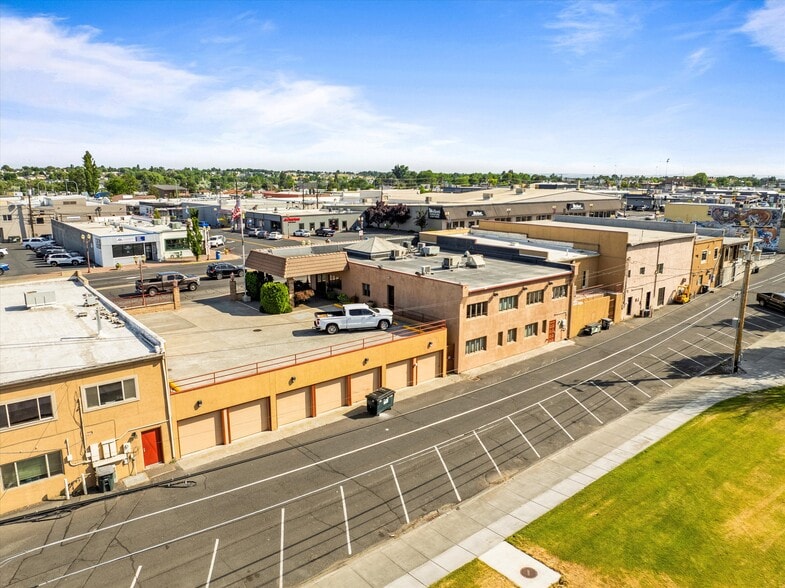 100 E Broadway Ave, Moses Lake, WA for lease - Building Photo - Image 1 of 44