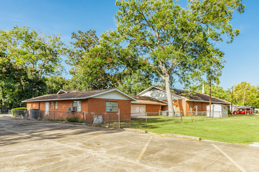 629 E Bernard St, West Columbia, TX for sale - Building Photo - Image 2 of 4