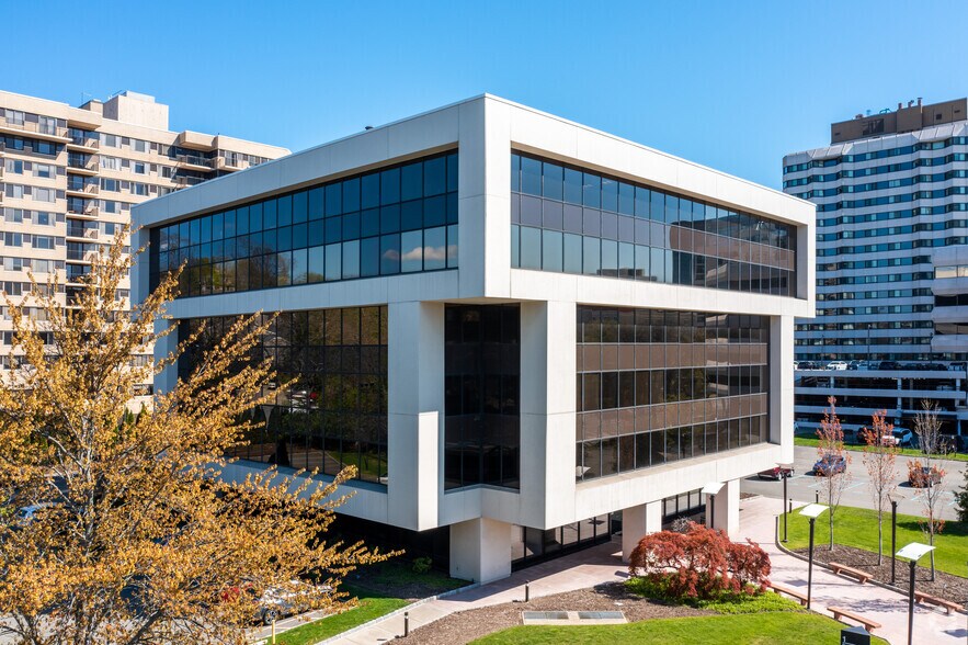 1 Barker Ave, White Plains, NY à louer - Photo du bâtiment - Image 2 de 5