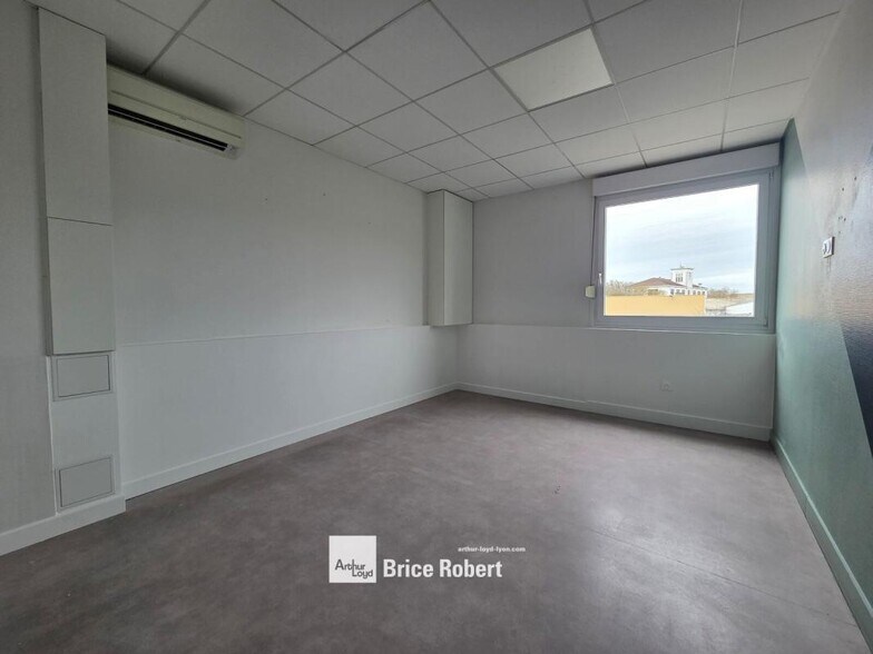 28 Rue De La République, Décines-Charpieu for lease - Interior Photo - Image 1 of 7