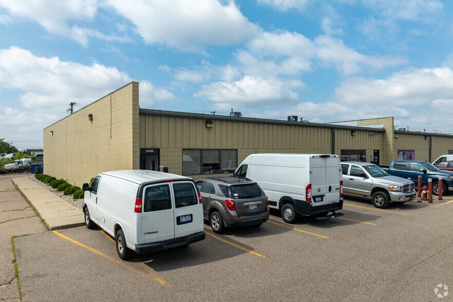 35400-35480 Mound Rd, Sterling Heights, MI à louer - Photo du bâtiment - Image 3 de 7