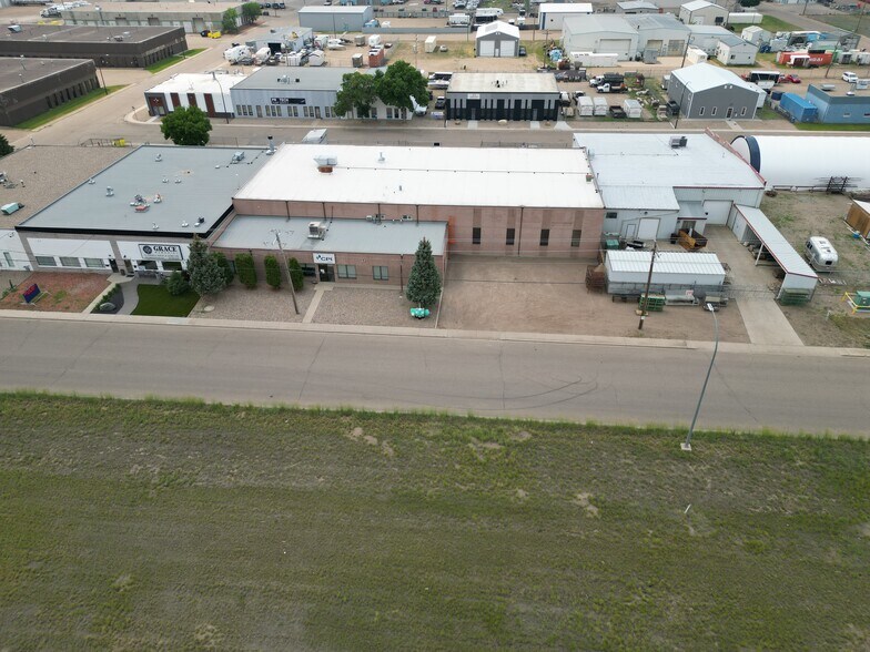 1954 10 Av NW, Medicine Hat, AB à vendre - Photo du bâtiment - Image 1 de 62