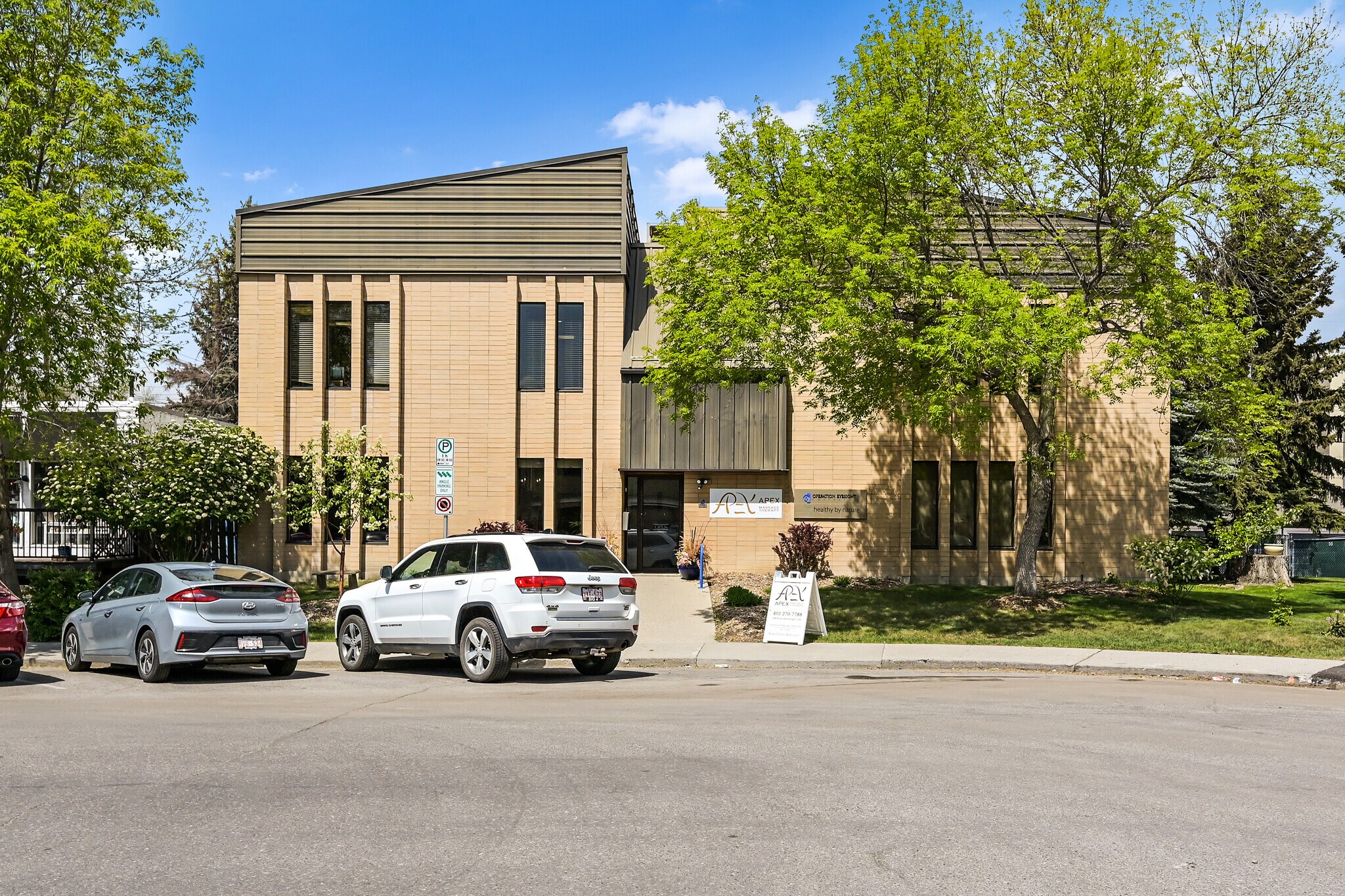 4 Parkdale Cres NW, Calgary, AB for sale Primary Photo- Image 1 of 9