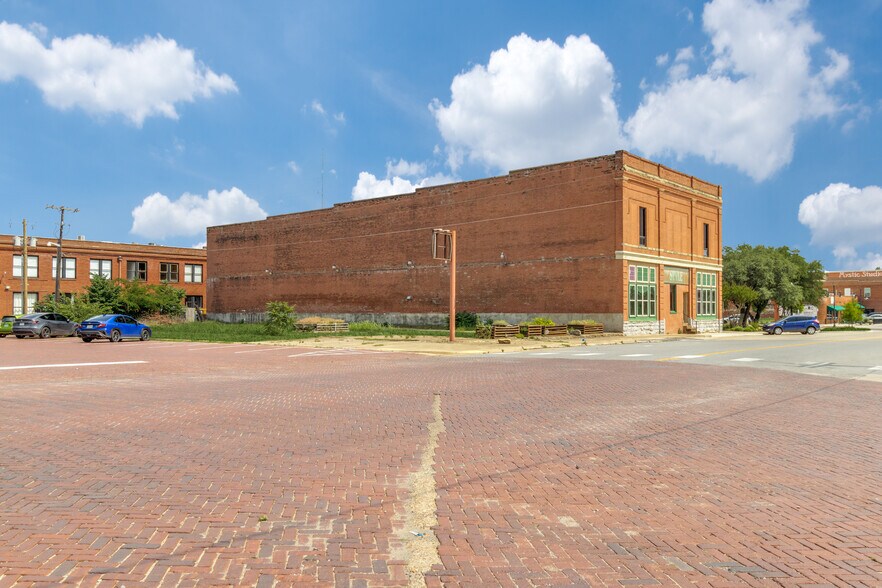 114 N Houston Ave, Denison, TX à vendre - Photo du bâtiment - Image 2 de 15