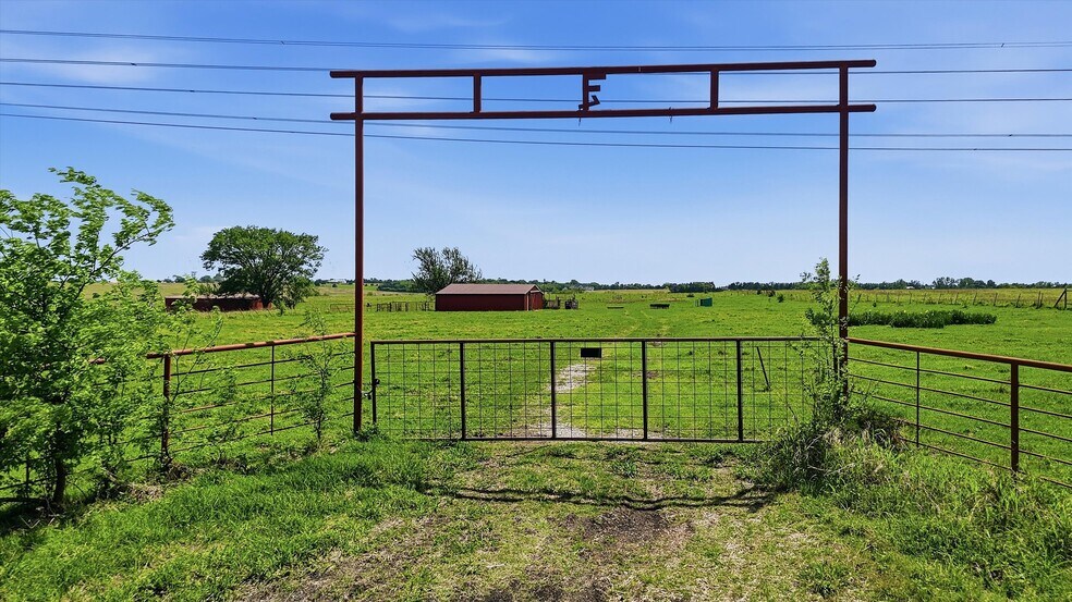 562 Lazy S Ranch Road, Gunter, TX à vendre - Photo du bâtiment - Image 3 de 45