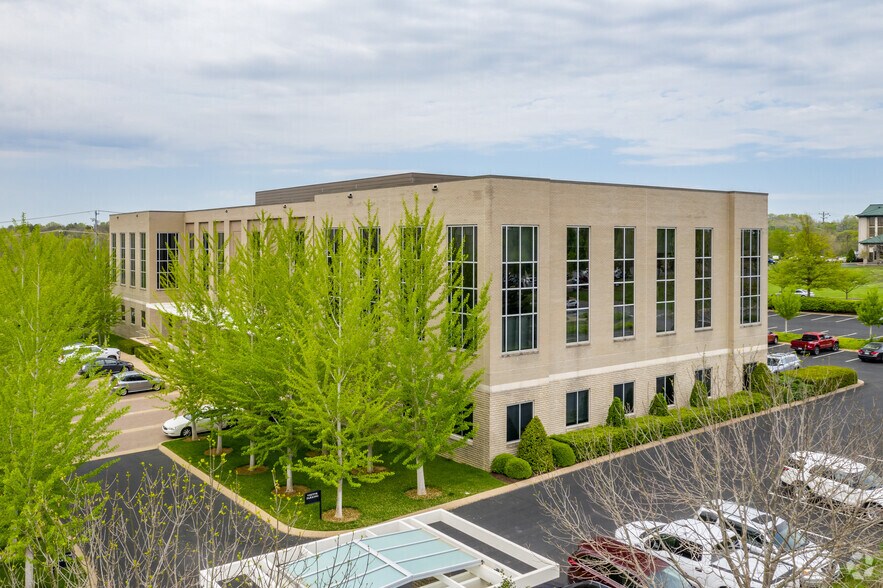 100 Bluegrass Commons Blvd, Hendersonville, TN à louer - Photo du bâtiment - Image 1 de 8