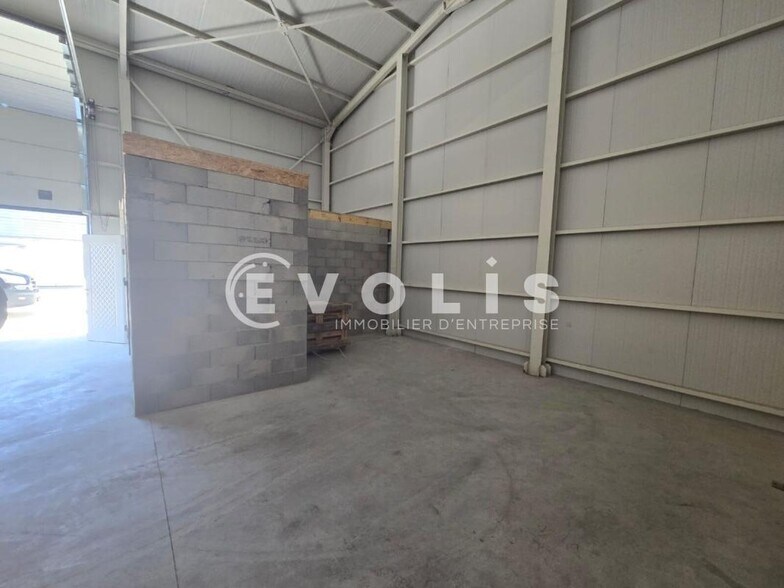 Flex in Marolles-en-Hurepoix for lease - Interior Photo - Image 2 of 5